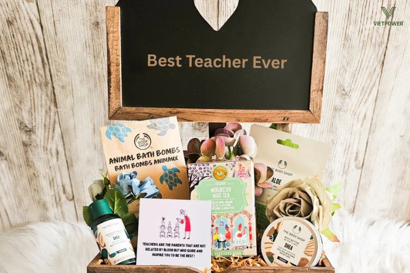 Lời chúc kèm quà tặng giúp thông điệp trọn vẹn hơn