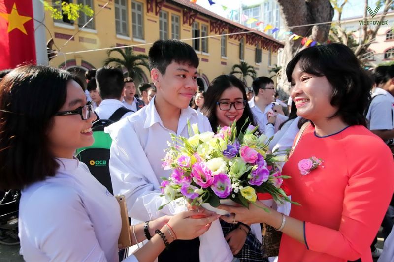 Lời chúc trang trọng thể hiện sự kính trọng sâu sắc đến cô giáo