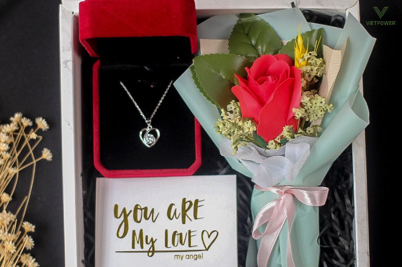 Lời chúc kèm quà tặng tăng thêm phần ý nghĩa