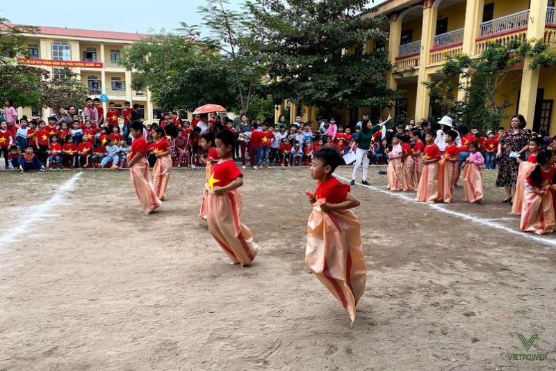 Trò chơi nhảy bao bố luôn mang lại tiếng cười