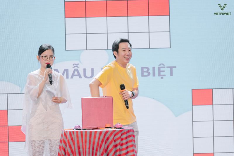 Rút thăm may mắn tạo sự hồi hộp và hào hứng cho buổi tiệc