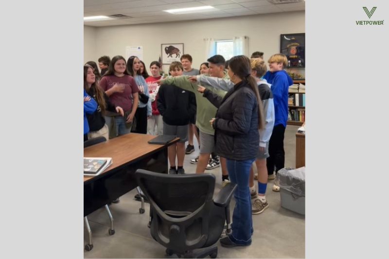 Thầy cô đoán tên học trò 