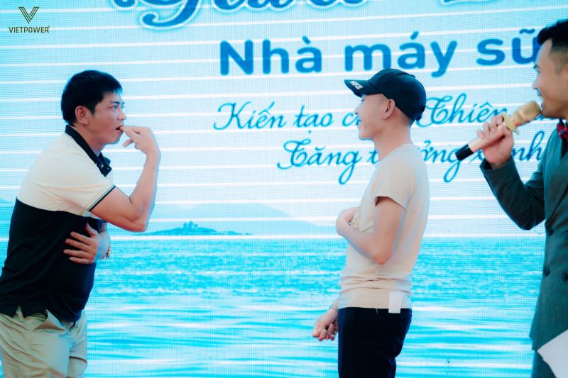 Người chơi đầu tiên diễn tả để người thứ hai lặp lại hành động