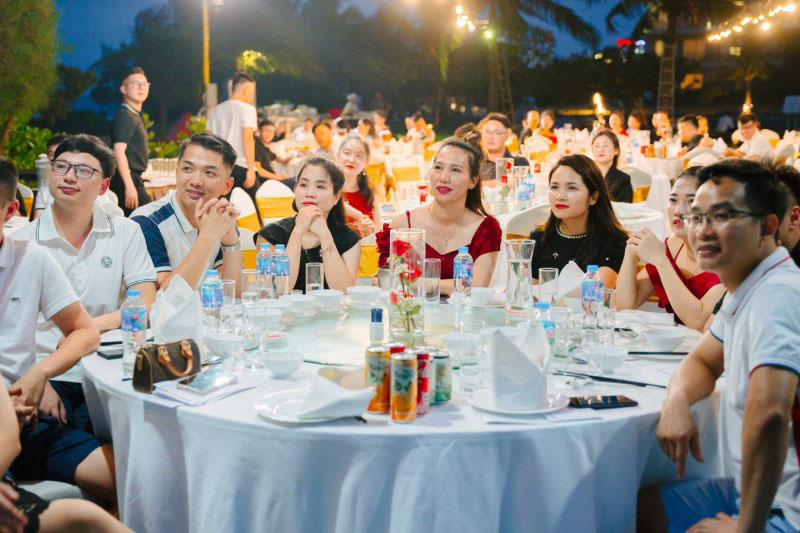 Gala ngoài trời (bãi biển, sân vườn) cũng là hình thức phổ biến gần đây Gala ngoài trời (bãi biển, sân vườn) cũng là hình thức phổ biến gần đây