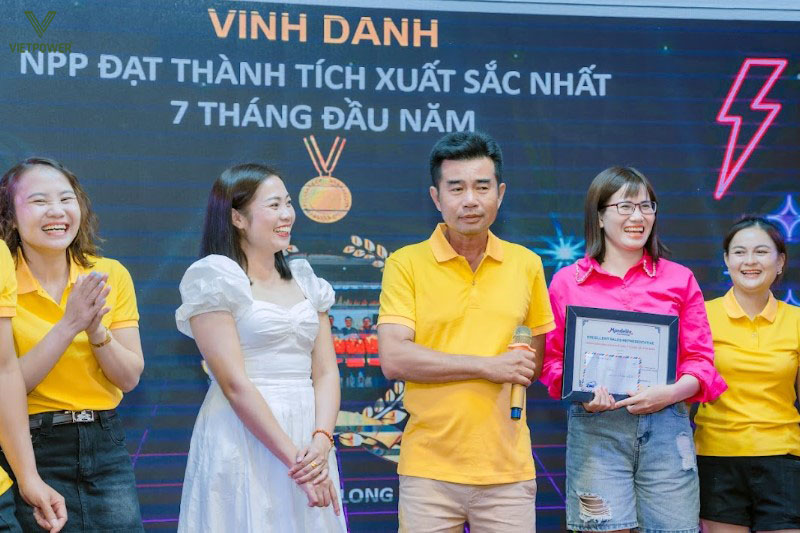 Gala Tổng kết năm với phần vinh danh nhân viên xuất sắc Gala Tổng kết năm với phần vinh danh nhân viên xuất sắc