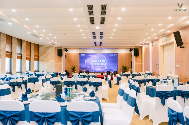 Gala Dinner tổ chức trong phòng tiệc của khách sạn