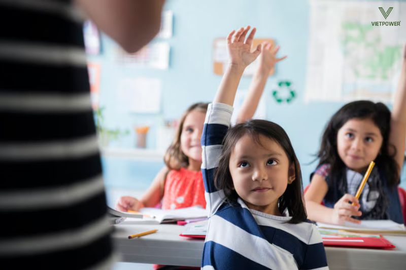 Các học sinh giơ tay trả lời các câu hỏi trắc nghiệm