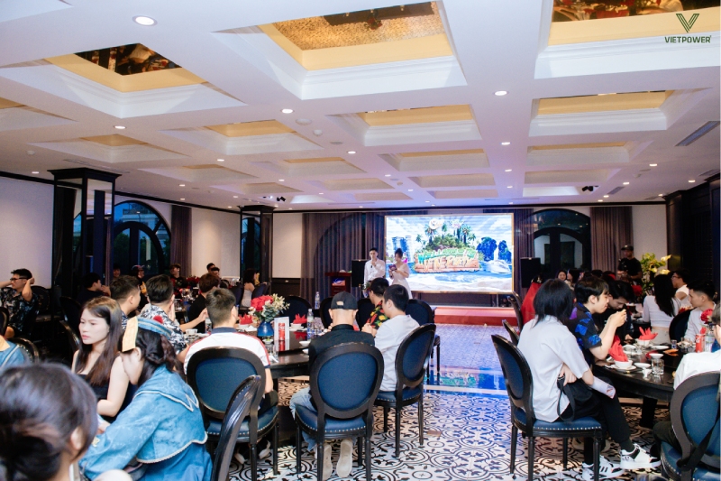 Mỗi đội lên sân khấu kể lại câu chuyện vui nhộn hoặc cảm động trong chuyến du lịch