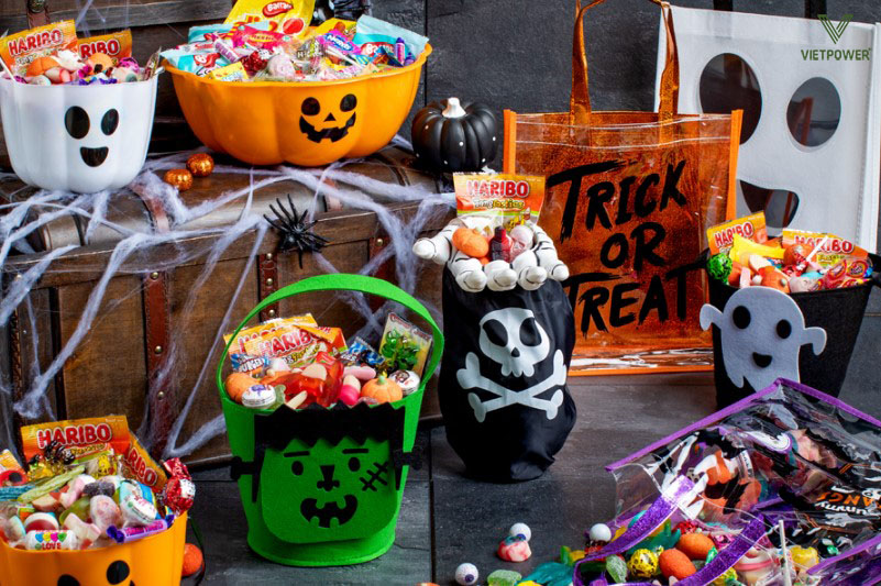 Trò chơi: Săn kẹo Halloween ngoài trời