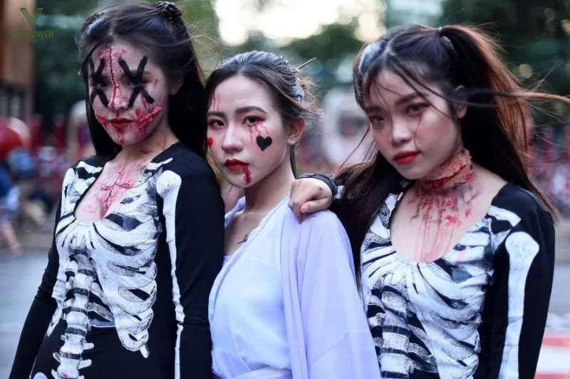 Khuyến khích mọi người tham gia bằng cách hóa trang theo chủ đề Halloween Khuyến khích mọi người tham gia bằng cách hóa trang theo chủ đề Halloween