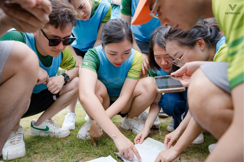 Các thành viên đang giải câu đố để truy tìm kho báu