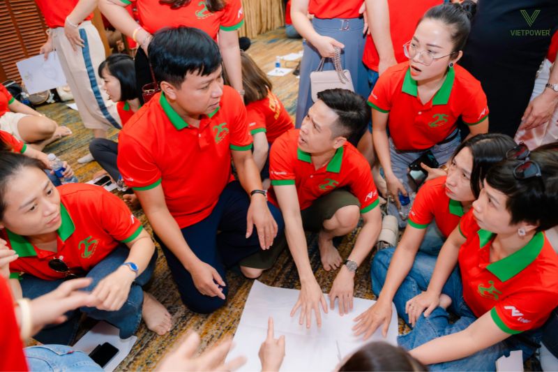 Các nhóm phải tìm các vật phẩm ẩn theo gợi ý được cung cấp