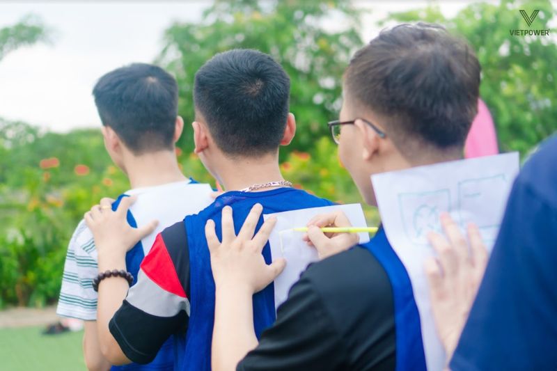 Vẽ tiếp sức là trò chơi tiệc công ty đơn giản, dễ thực hiện