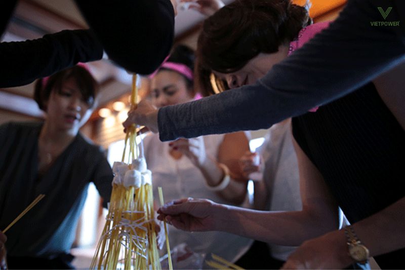 Xây tháp bằng ống hút cần sự khéo léo và phối hợp của cả đội