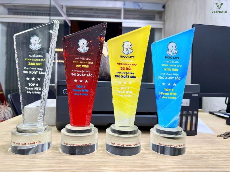 Cúp vinh danh pha lê khắc laser