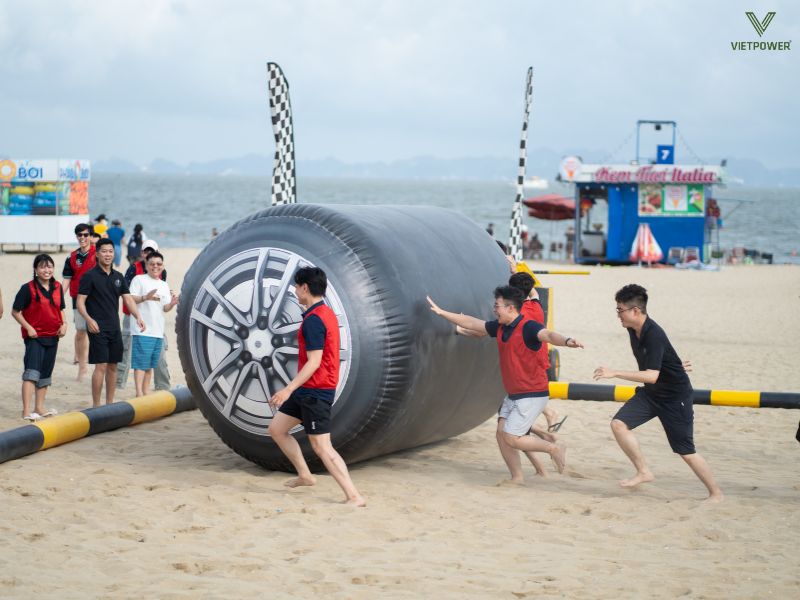 Hạ Long nổi tiếng với vịnh biển kỳ vĩ, các đảo đá vôi và hang động độc đáo