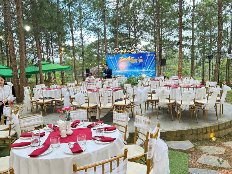 Không gian ngoài trời tận dụng đồi thông tại Đà Lạt