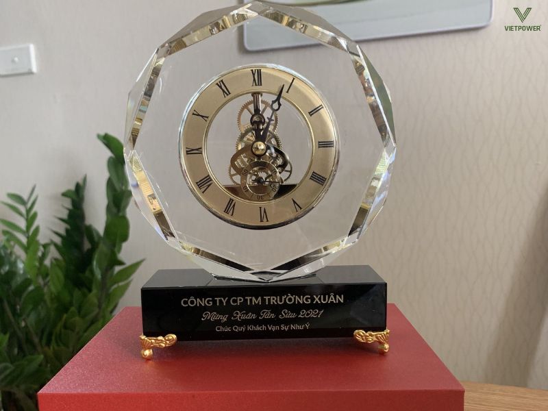 Đồng hồ pha lê để bàn khắc tên doanh nghiệp cao cấp