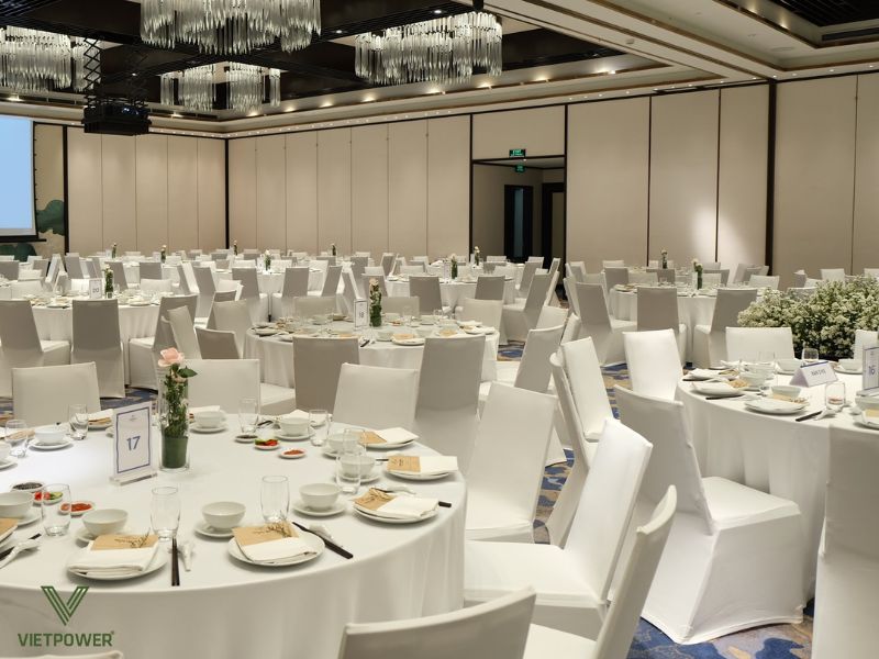 Vị trí và view đẹp là yếu tố đầu tiên cần cân nhắc khi chọn địa điểm tổ chức gala dinner Hạ Long