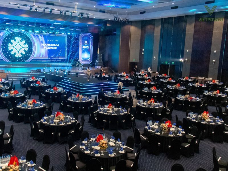 Không gian mở giữa sân golf và vịnh Hạ Long giúp sự kiện của bạn vừa sang trọng vừa gần gũi