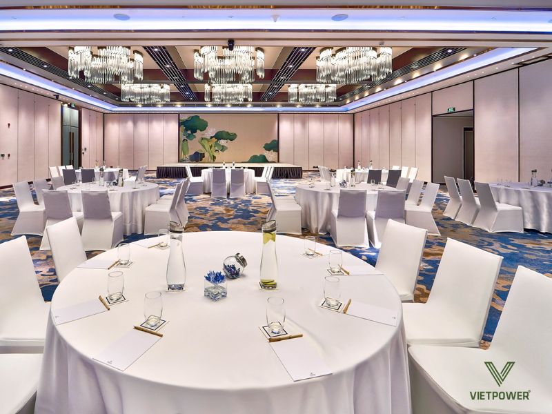 Không gian rộng giúp đảm bảo đủ chỗ cho toàn bộ khách mời, tránh cảm giác chật chội