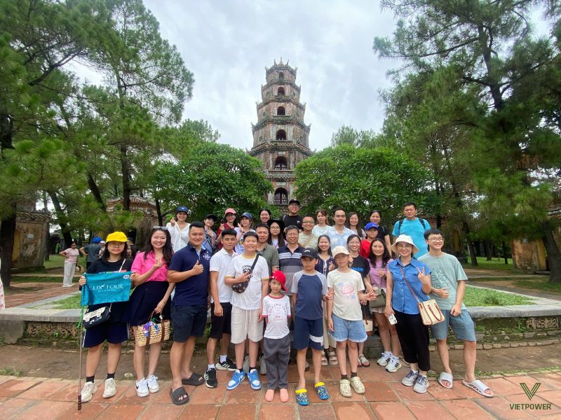 Huế mang đến không gian văn hóa, lịch sử độc đáo với các lăng tẩm, đền chùa,...