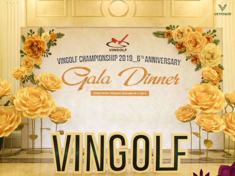 Mẫu backdrop hoa giấy tạo cảm giác ấm áp và sang trọng