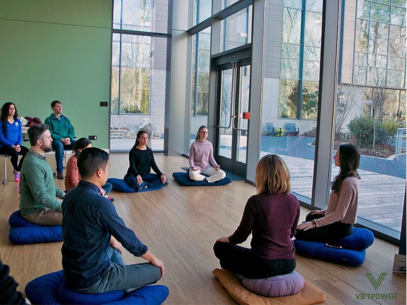 Nhân viên tập trung vào hơi thở, cơ thể và cảm xúc hiện tại, giúp thư giãn