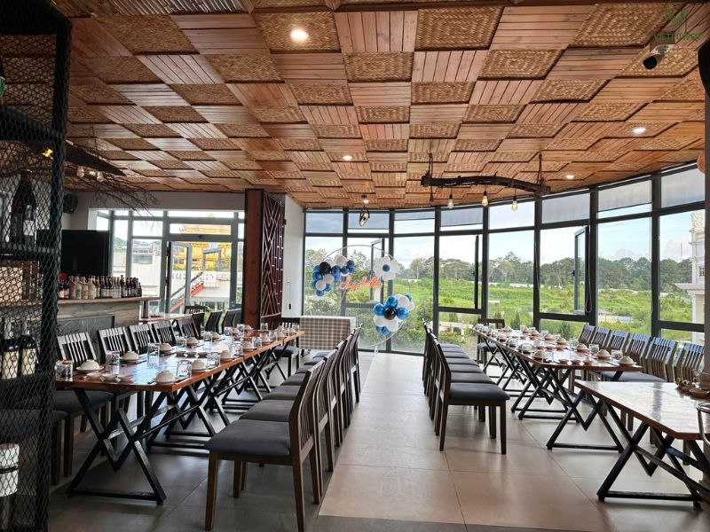 Nhà hàng Le Petit Dalat tạo cảm giác gần gũi, với ánh sáng tự nhiên