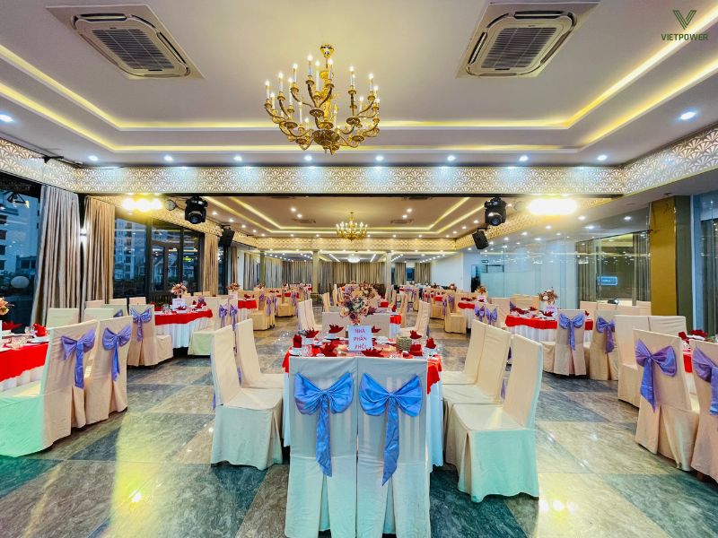 Nhà hàng Âu Lạc Beach tạo cảm giác sang trọng và thân thiện cho các buổi tiệc tối