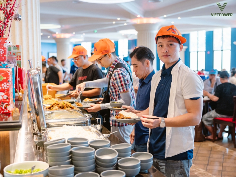 Ăn uống cùng nhau trong không gian thoáng đãng là cơ hội tuyệt vời để xây dựng mối quan hệ thân thiết