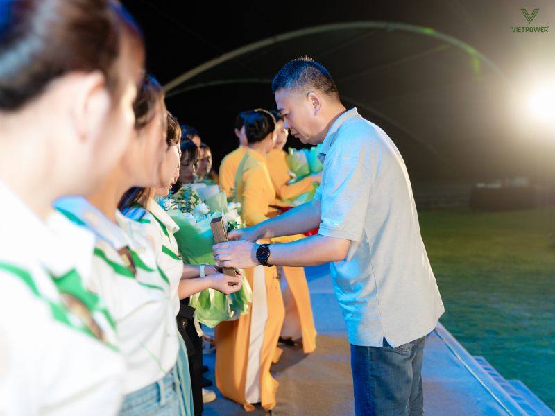 Hình ảnh lãnh đạo tặng quà gala dinner cho nhân viên công ty