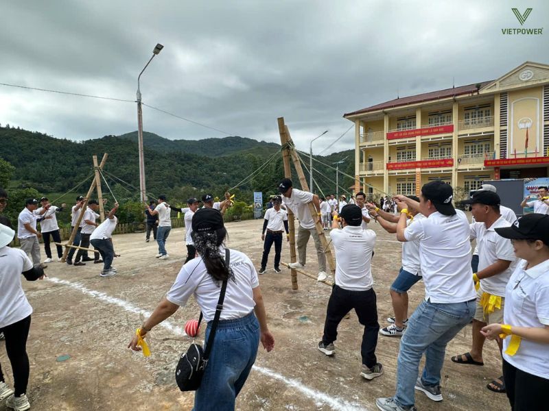 Sapa nổi bật với núi rừng hùng vĩ, khí hậu mát mẻ và các bản làng dân tộc đa dạng