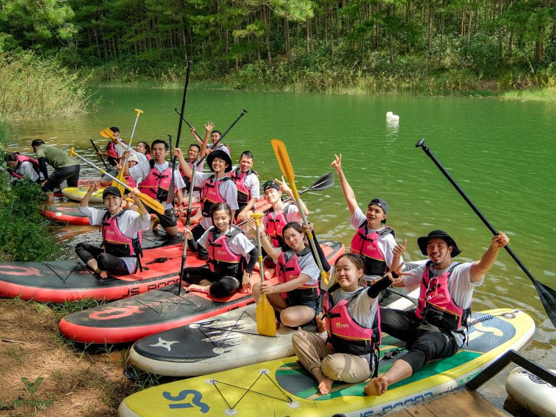 Hoạt động team building adventure Chèo thuyền kayak hoặc thuyền hơi Hoạt động team building adventure Chèo thuyền kayak hoặc thuyền hơi