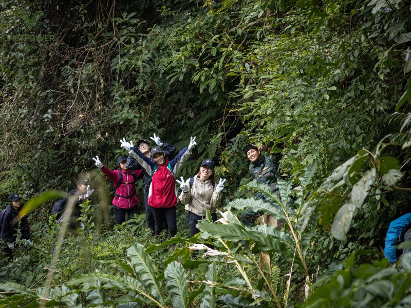 Hoạt động giải mật thư và tìm đường là thử thách giúp các đội rèn luyện kỹ năng định hướng