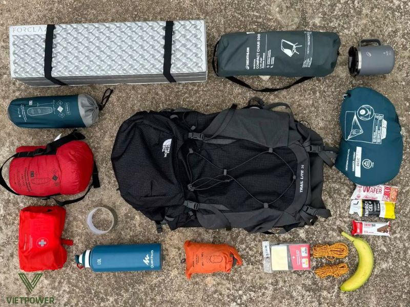 Chuẩn bị đầy đủ vật dụng và trang thiết bị là yếu tố quan trọng để team building trekking an toàn và hiệu quả