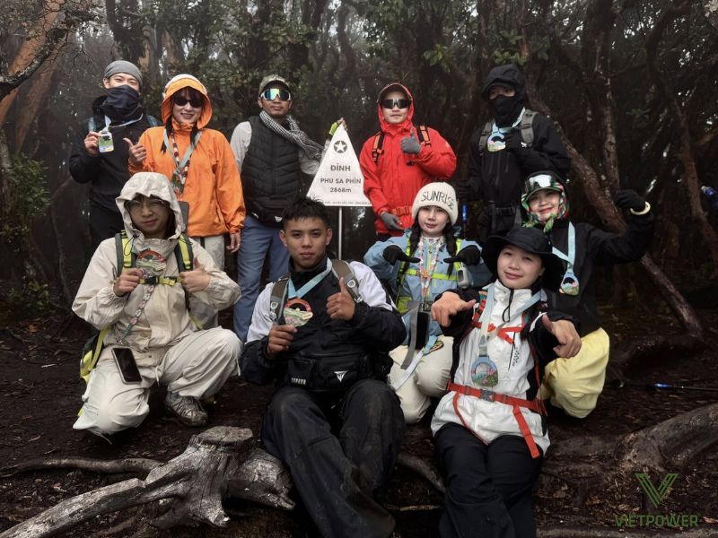 Các đội chụp ảnh, quay video để lưu giữ khoảnh khắc xuyên suốt hành trình trekking