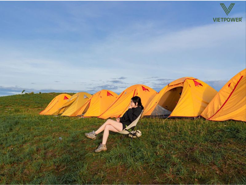 Hoạt động dựng trại không chỉ mang tính trải nghiệm sinh tồn mà còn là dịp để cả nhóm cùng phối hợp