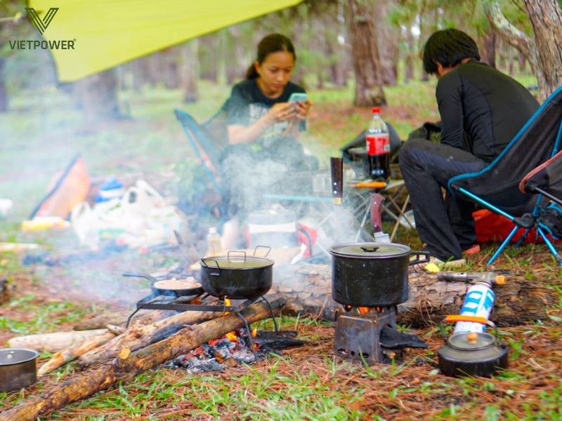 Các đội cùng chuẩn bị, nấu ăn và thưởng thức bữa picnic giữa rừng trong không khí thoải mái và gắn kết