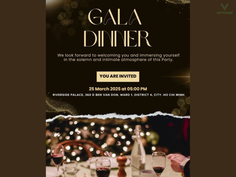 Thiệp mời có nền tối, chữ vàng, hình ảnh bữa tiệc ấm cúng mang hơi hướng cổ điển