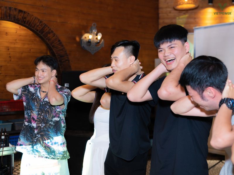 Các trò chơi và hoạt động vận động nhẹ tạo năng lượng tích cực cho cả team