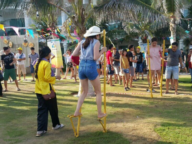 Trò chơi Đi cà kheo đồng đội