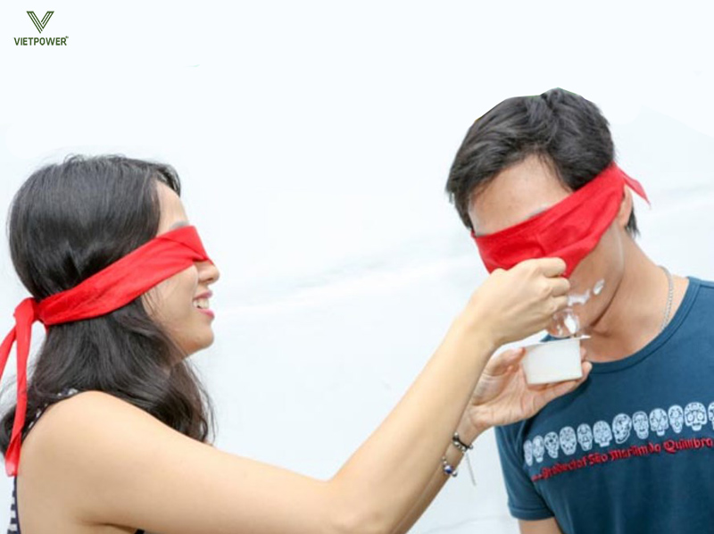 Trò chơi Bịt mắt ăn sữa chua