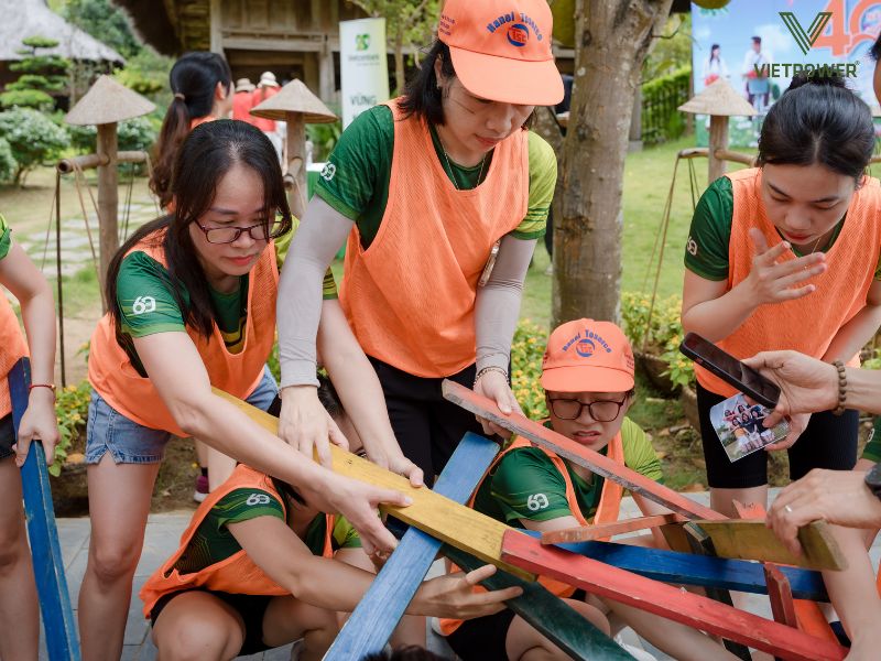 Trò chơi đòi hỏi sự sáng tạo, tính toán cấu trúc và khả năng teamwork để tạo ra một cây cầu có thể chịu lực