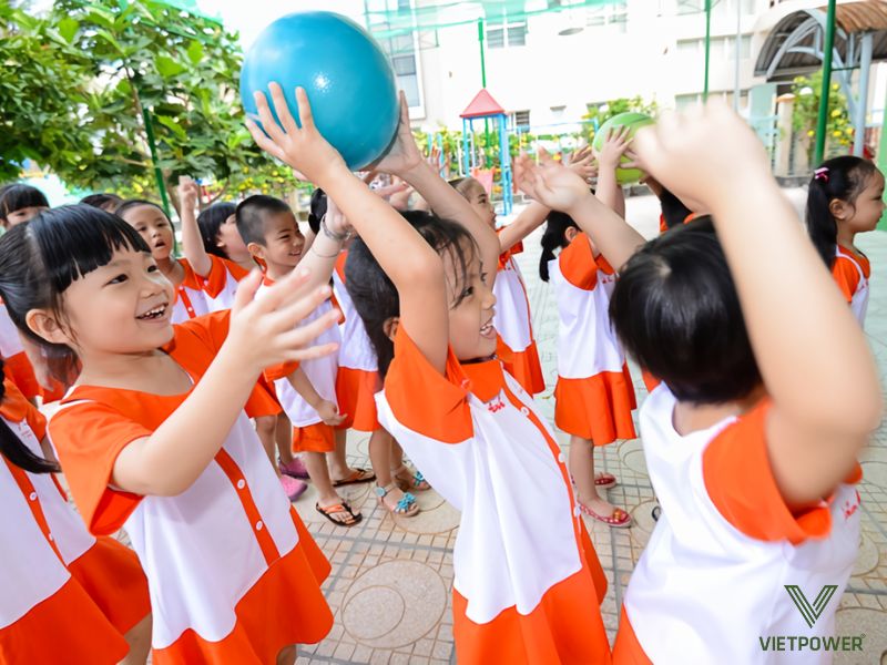 Trò chơi Chuyền bóng tiếp sức giúp học sinh rèn luyện tinh thần đồng đội và khả năng phối hợp nhịp nhàng