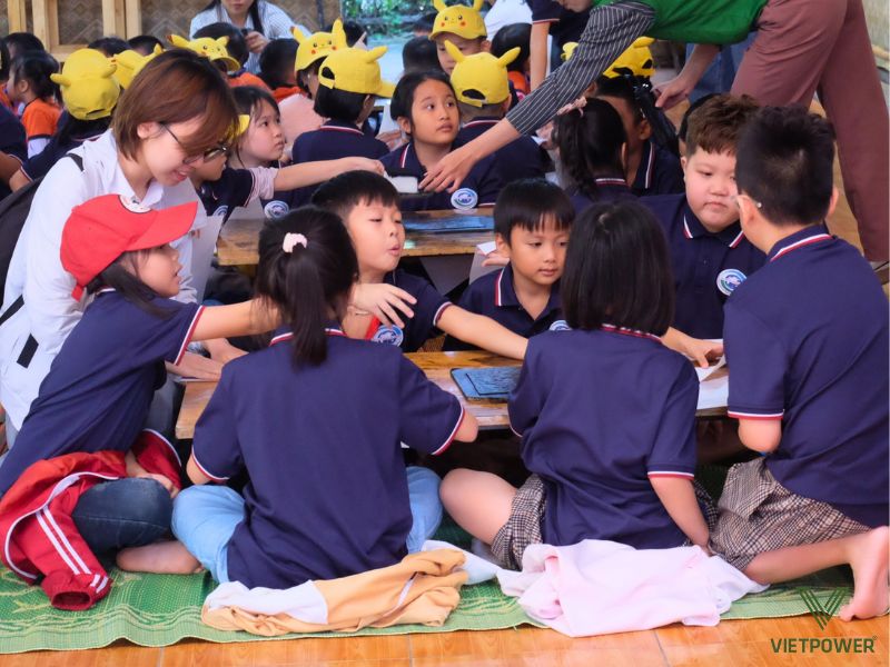 Vẽ tranh tập thể là hoạt động thú vị giúp học sinh thể hiện sáng tạo, rèn luyện khả năng giao tiếp