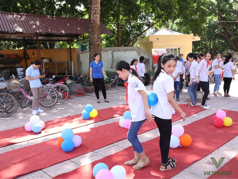 Trò chơi Chuyền bóng tiếp sức giúp học sinh học cách phối hợp nhịp nhàng