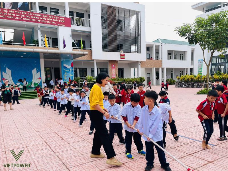 Kéo co đồng đội là trò chơi vận động đầy năng lượng, giúp các em phát triển sức mạnh tập thể