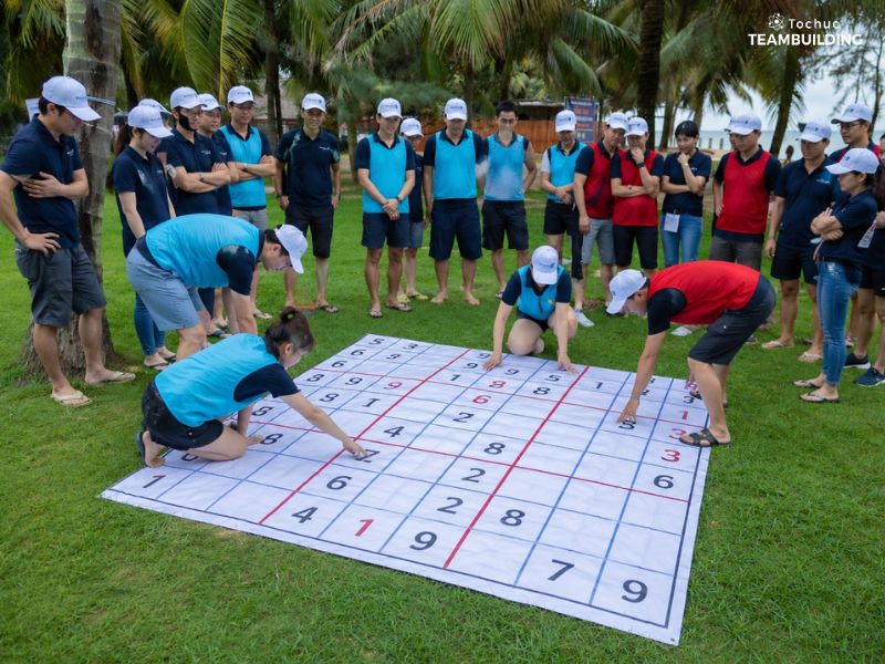 Bàn ma trận số Sudoku thử thách tư duy logic của các thành viên