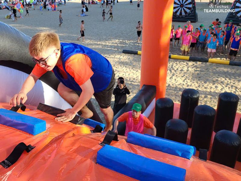 Siêu anh hùng hợp lực chia ra nhiều chẳng thử thách với các đạo cụ hơi khổng lồ